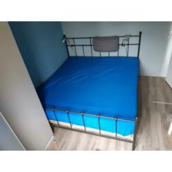 Metalen bedframe met twee elektrisch verstelbare bedbodems