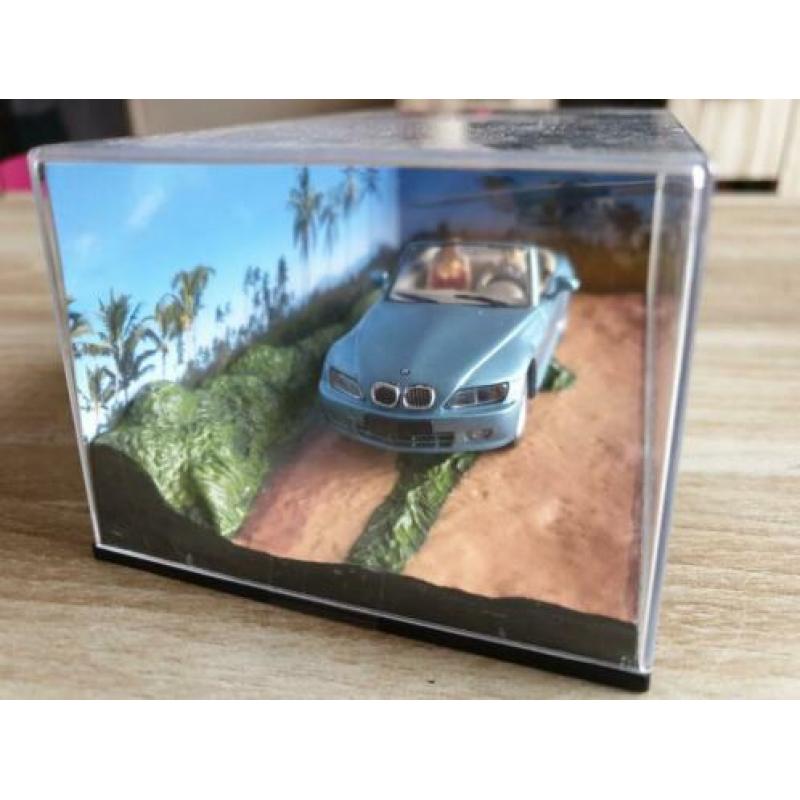 Nr.9 BMW Z 3 Roadster James Bond Diorama 1:43 ( UH )