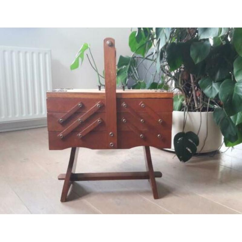 Houten vintage naaikist. Retro Sewing box / craft organizer