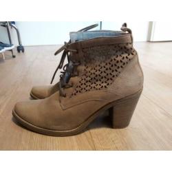 Schoenen22 - Beige leren enkellaarsjes maat 40 (1)