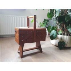 Houten vintage naaikist. Retro Sewing box / craft organizer