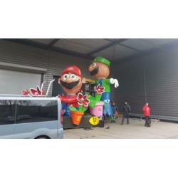 Carnavalswagen met draaiende delen super mario