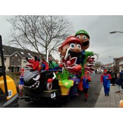 Carnavalswagen met draaiende delen super mario