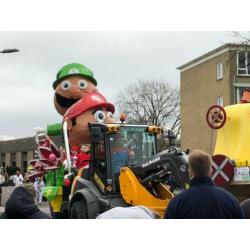 Carnavalswagen met draaiende delen super mario