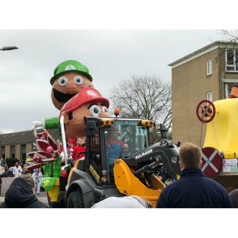 Carnavalswagen met draaiende delen super mario