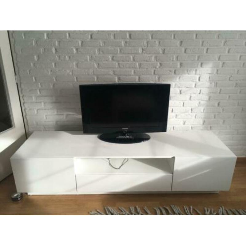 Witte tafel met 6 stoelen,dressoir,tvmeubel en 2 salontafels