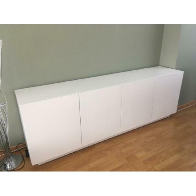 Witte tafel met 6 stoelen,dressoir,tvmeubel en 2 salontafels