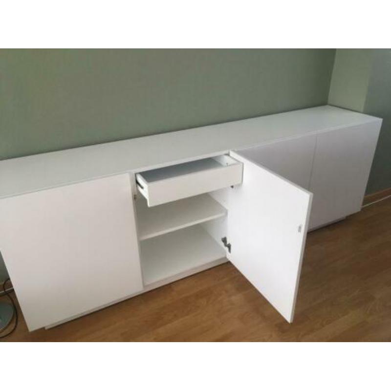 Witte tafel met 6 stoelen,dressoir,tvmeubel en 2 salontafels