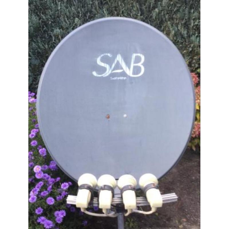 Schotel voor satelliet SAB 80cm met 4 koppen.