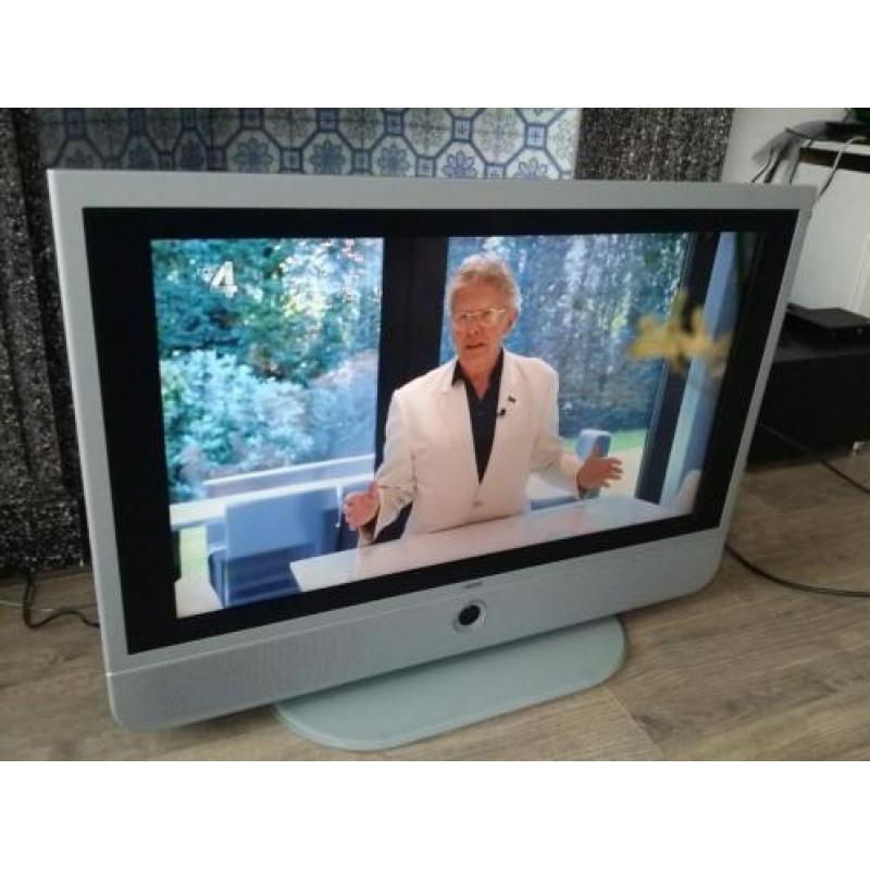 LOEWE Modus LCD TV Fullhd+ 2x HDMi 32 inch + dressoirvoet