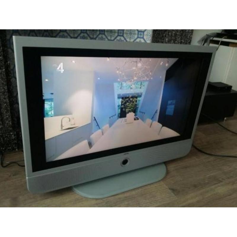 LOEWE Modus LCD TV Fullhd+ 2x HDMi 32 inch + dressoirvoet