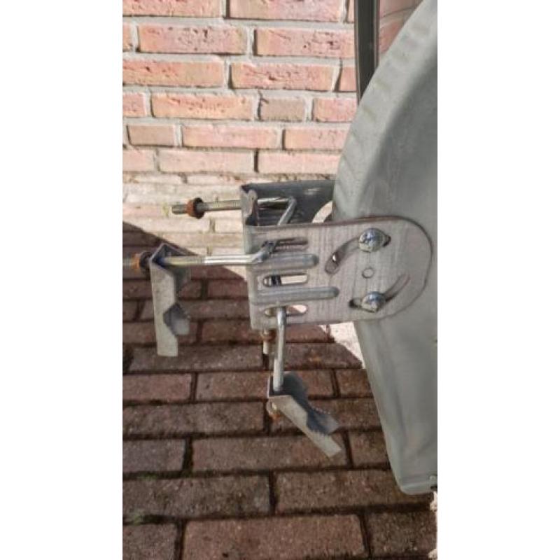 schotelantenne / satellietschotel 90x100cm met 4x LNB